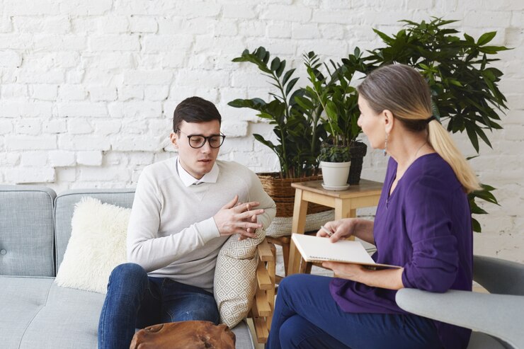 Joven que conversa con una psicóloga