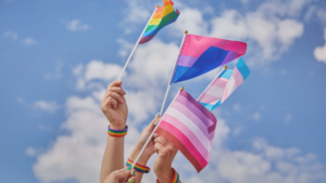 Las banderas del orgullo LGBTTTIQA+ y su impacto psicológico