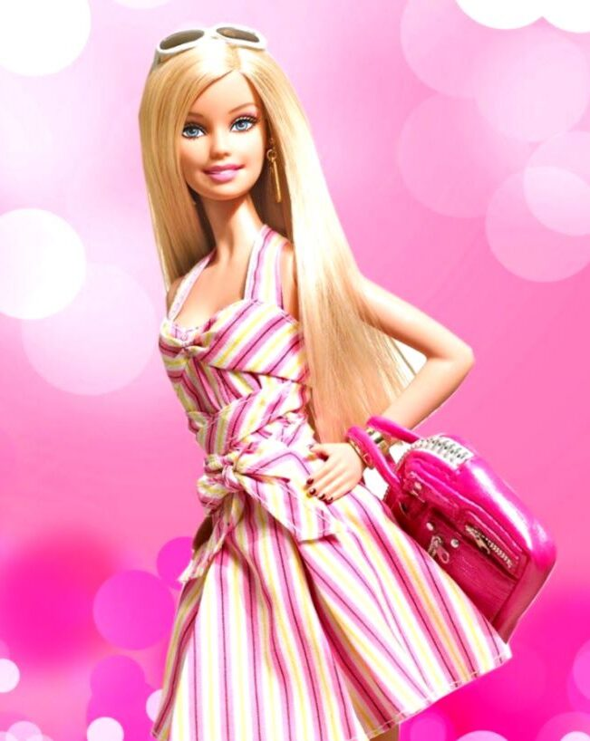 La muñeca Barbie ha sido parte de nuestras vidas durante décadas y ha dejado una serie de aprendizajes desde una perspectiva psicológica. 