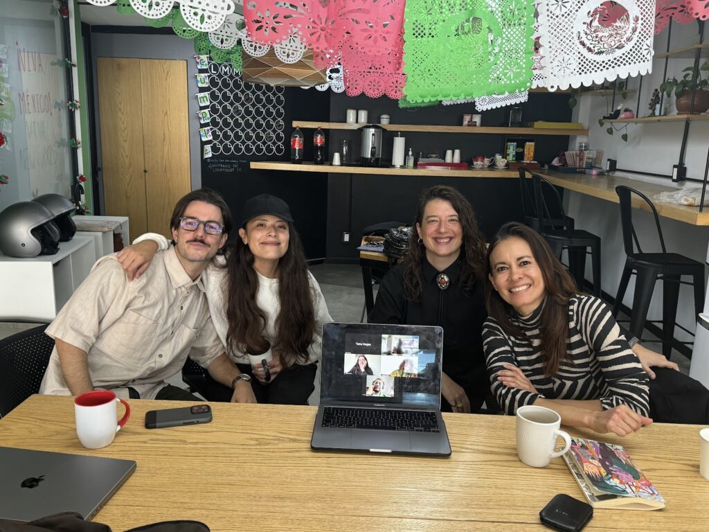 Integrantes de la Comunidad Neopraxis en una videollamada desde el espacio de la colonia Juárez