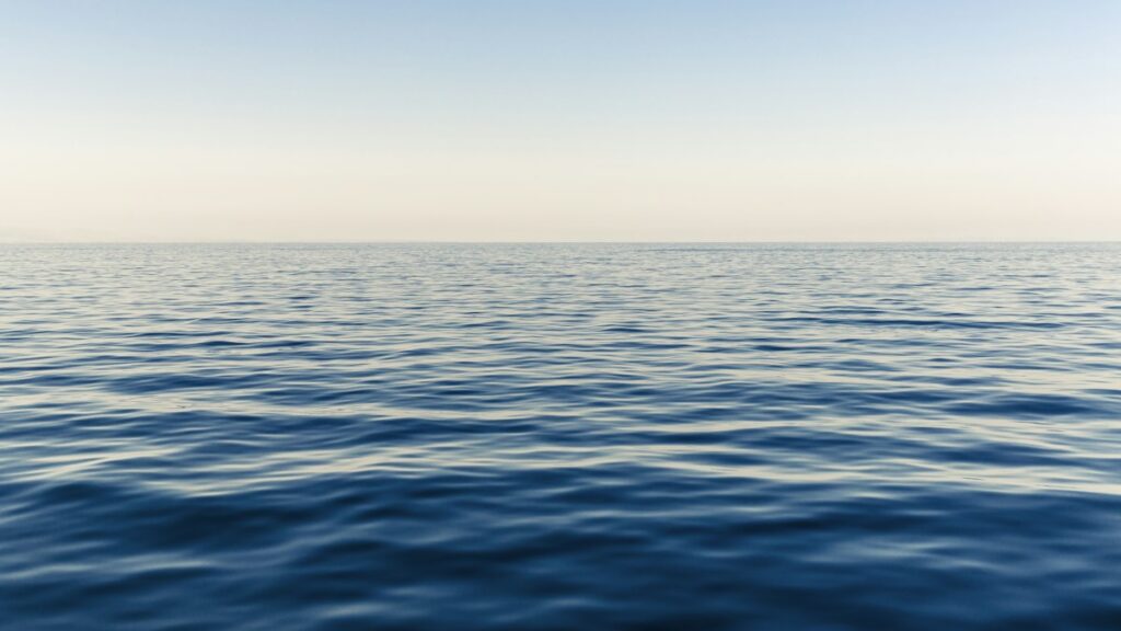 Mar en calma hasta el horizonte