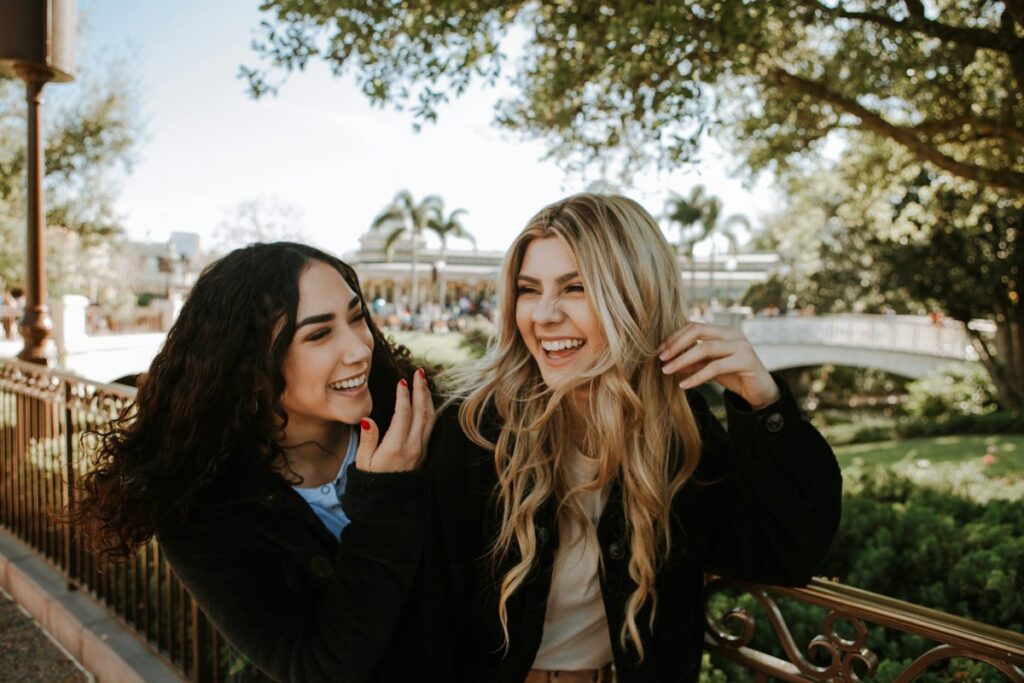 Dos mujeres sonriendo al aire libre