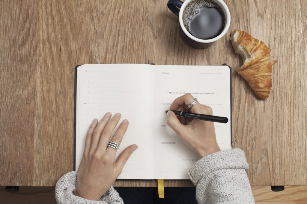 Persona escribiendo en un cuaderno