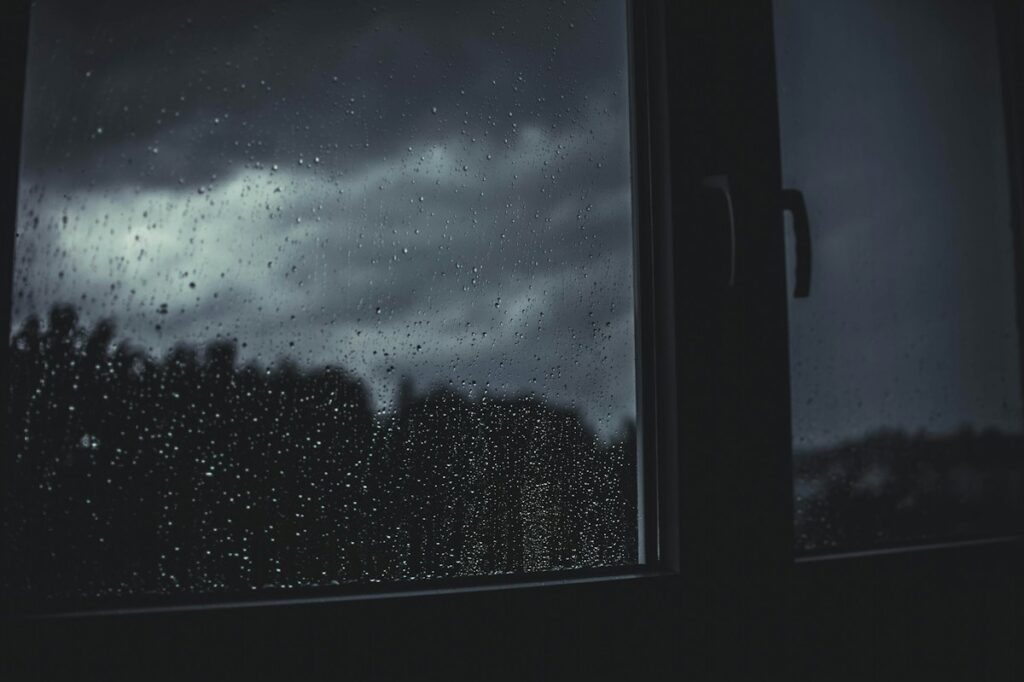 Ventana con gotas de lluvia